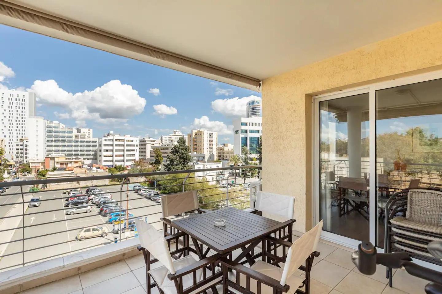 Warm Residence In The Heart Of The City Center - Balcony & View ニコシア エクステリア 写真